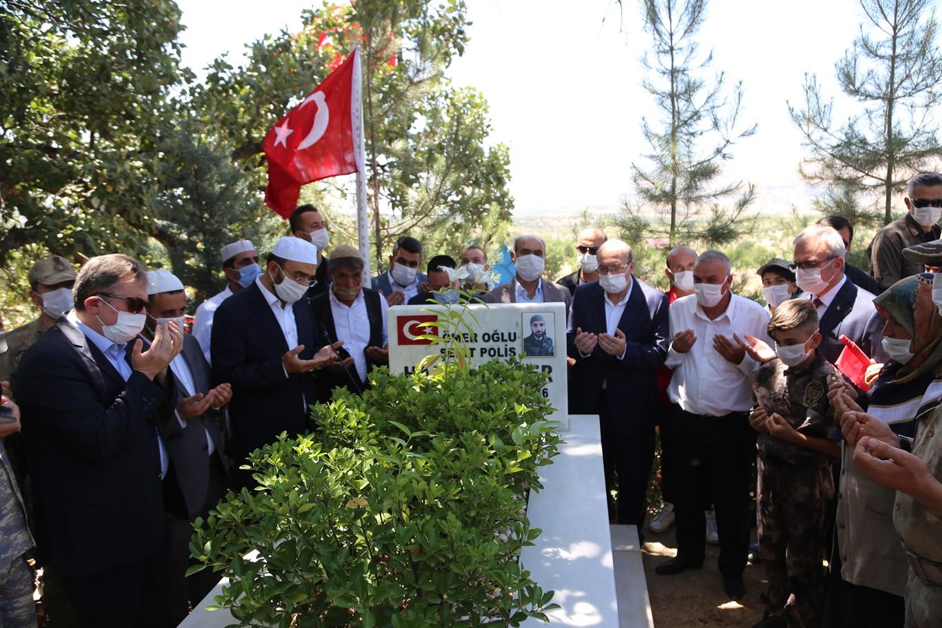 Diyarbakır’da 15 Temmuz şehitleri kabirleri başında anıldı